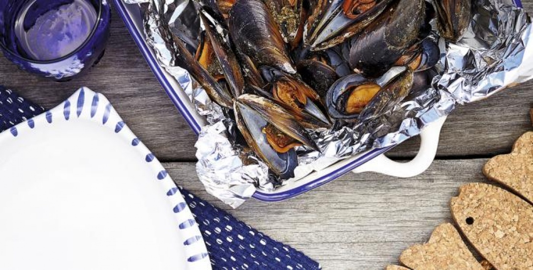 Mussels in a blue and white dish