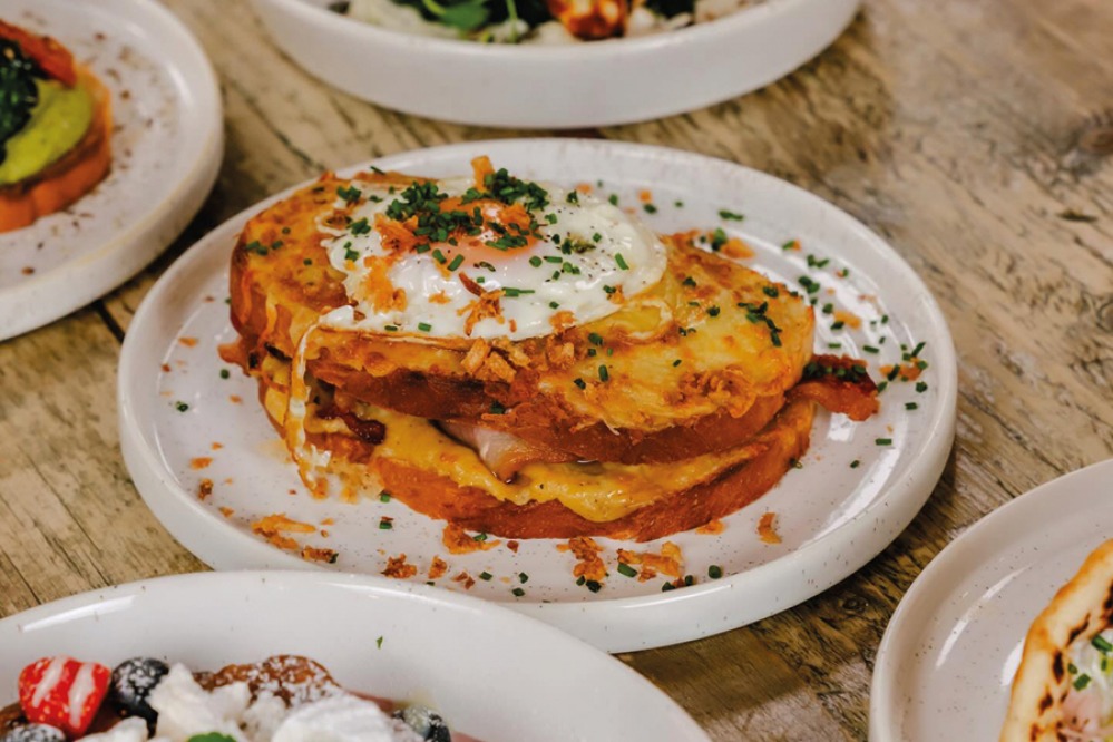 Fried bread with egg and herbs from Kofi & Co
