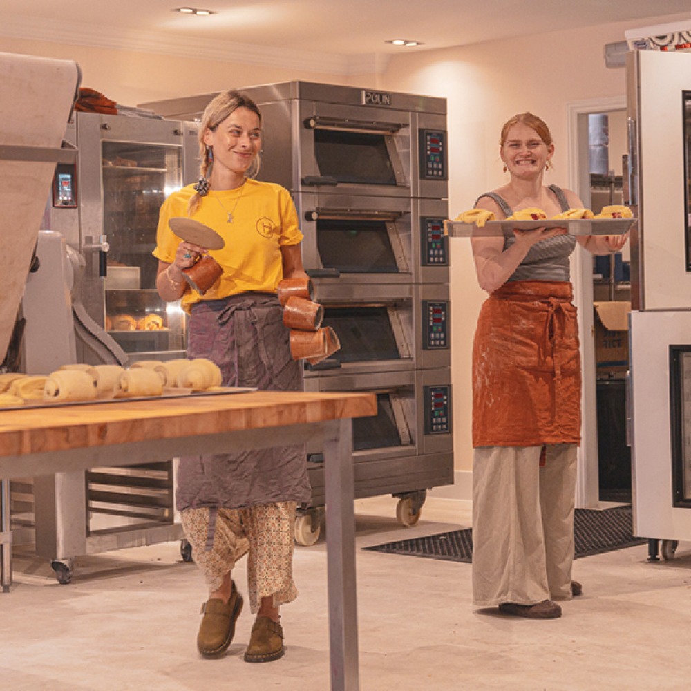 2 women cooking in the kitchen at Heppni Bakeri