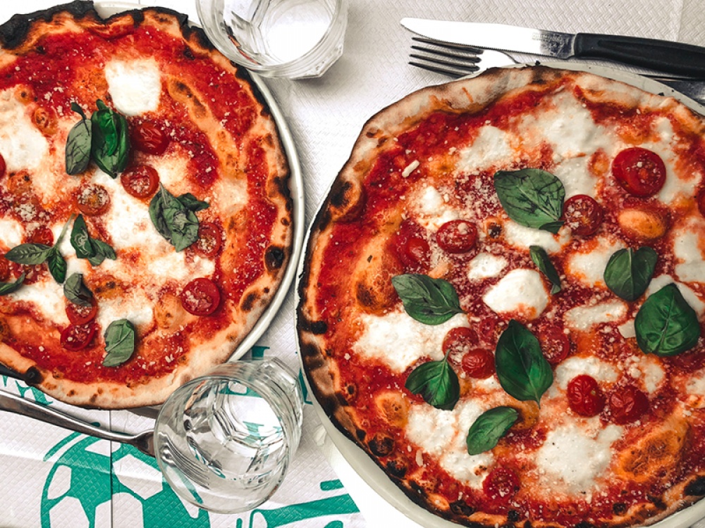 2 mozzarella Pizzas