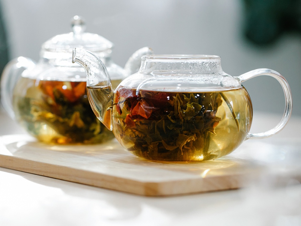 tea pot with fresh tea leaves