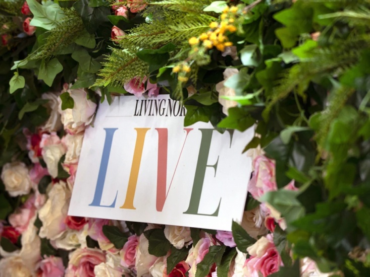 Living North LIVE sign