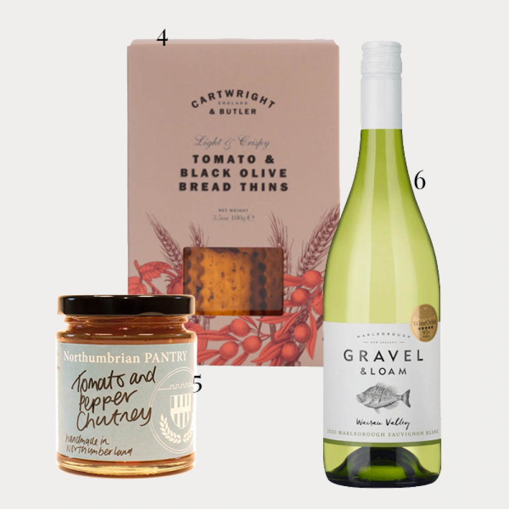 Crackers, chutney white wine