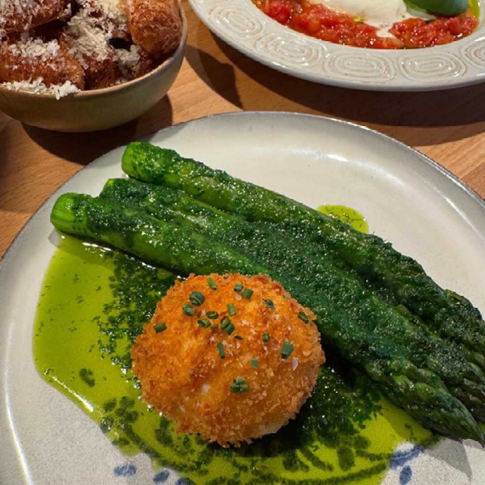 asparagus and pesto on a blue plate