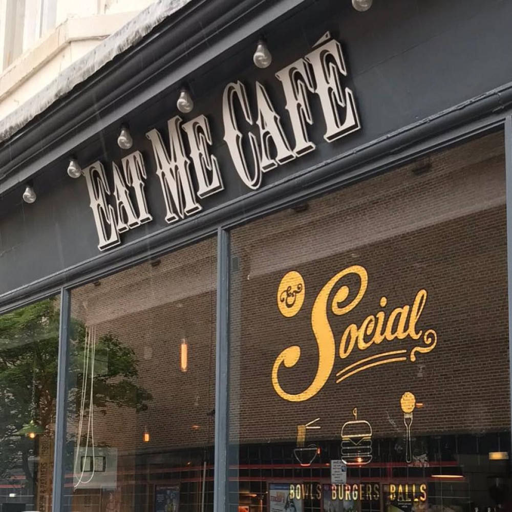 EAT ME CAFÉ