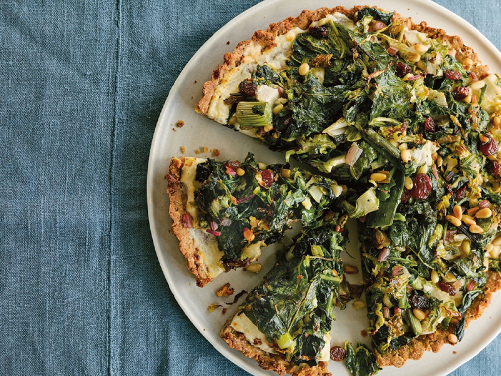 Bread tart with greens, pine nuts and raisins