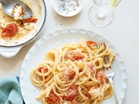 Air-Fryer Baked Feta, Tomato & Garlic Pasta
