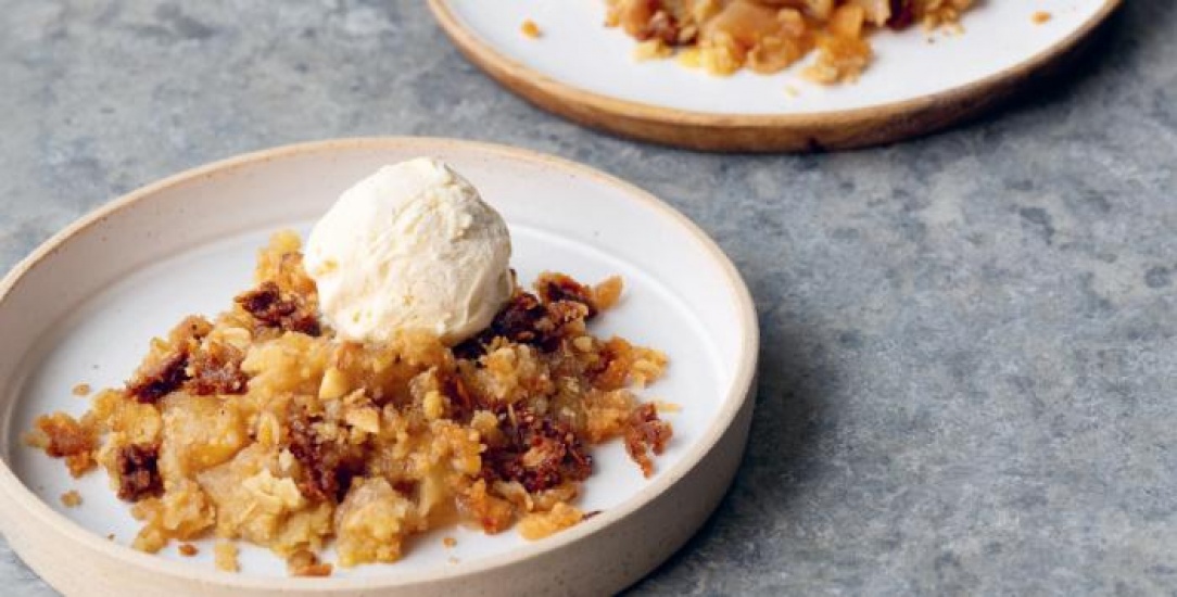 Apple crumble with vanilla ice cream