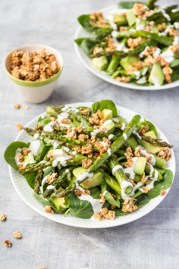 Asparagus, spinach and avocado salad topped with crunchy spiced oats