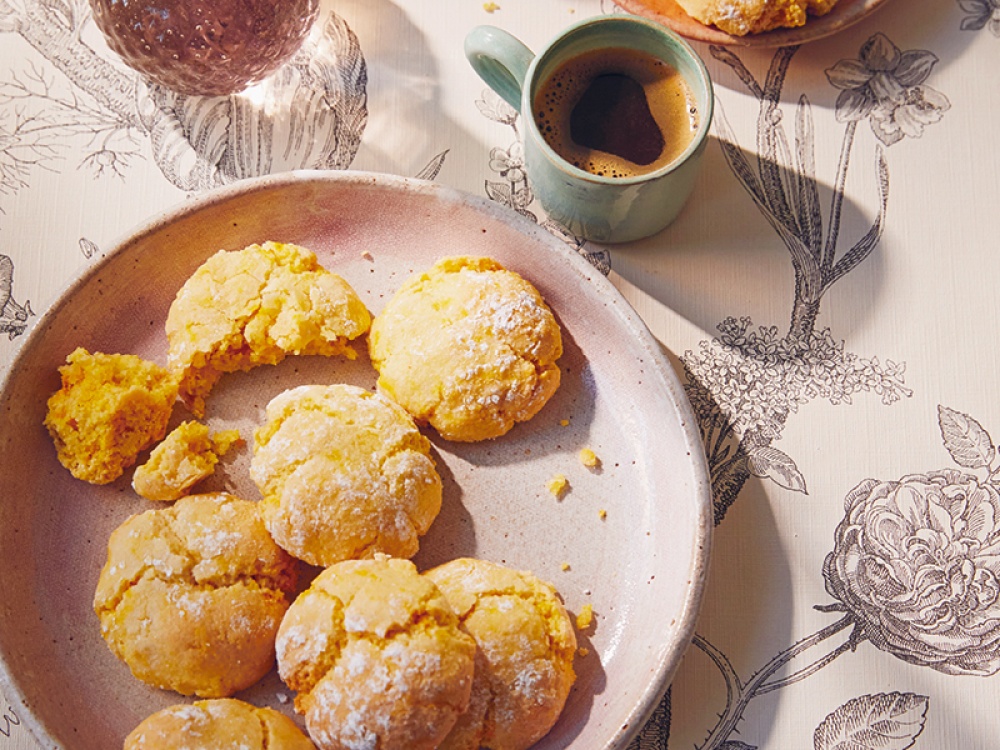 Saffron macaroons