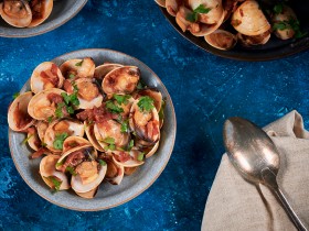 Clams with White Rioja Wine and Serrano Ham