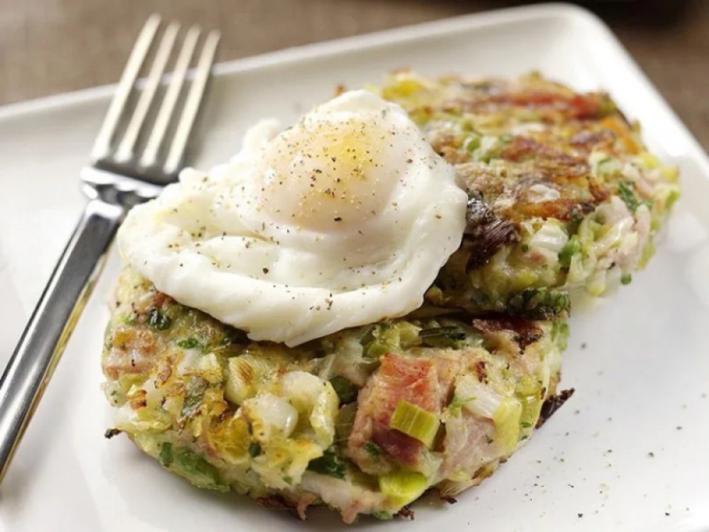 LEEK AND PULLED HAM BUBBLE AND SQUEAK WITH A POACHED EGG