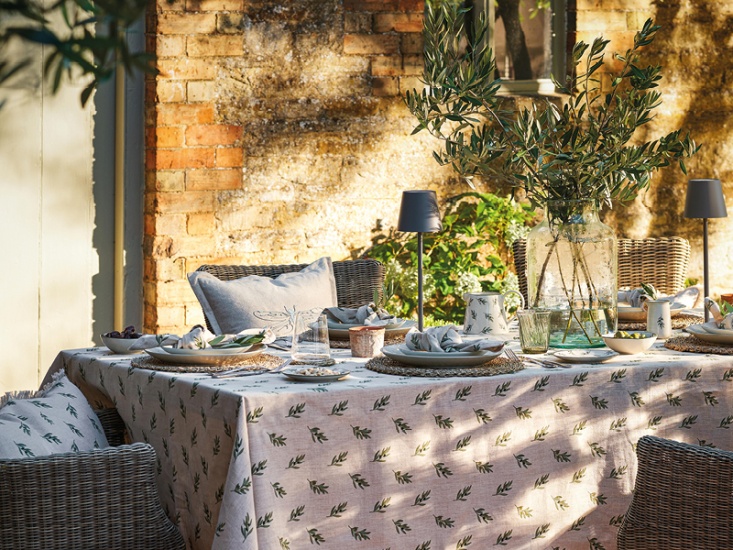 Al Fresco Dining table for Entertaining