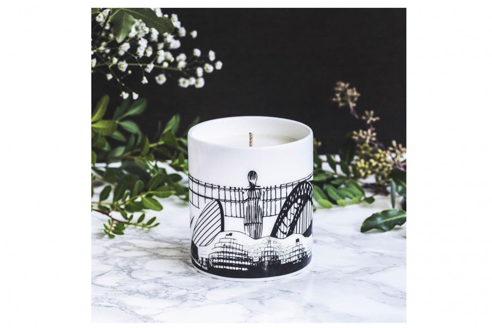 Hand-poured candle, powderbutterfly.com