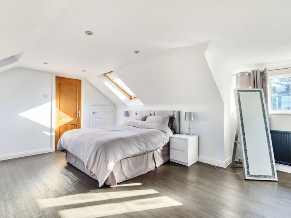 large bedroom with plenty floorspace