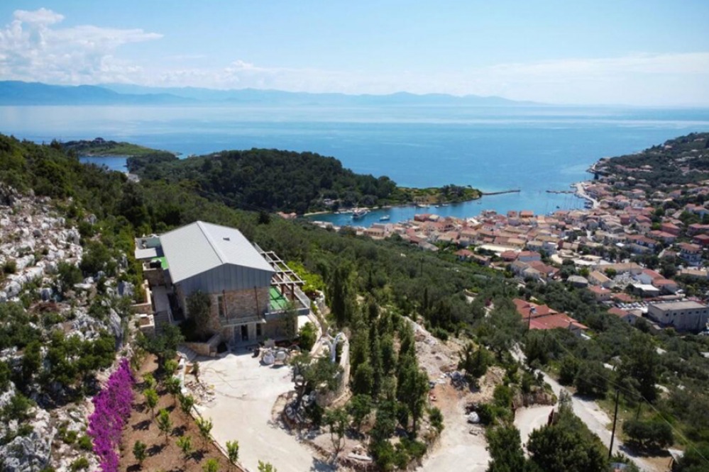 Hillside villa with views over the rooftops to the sea