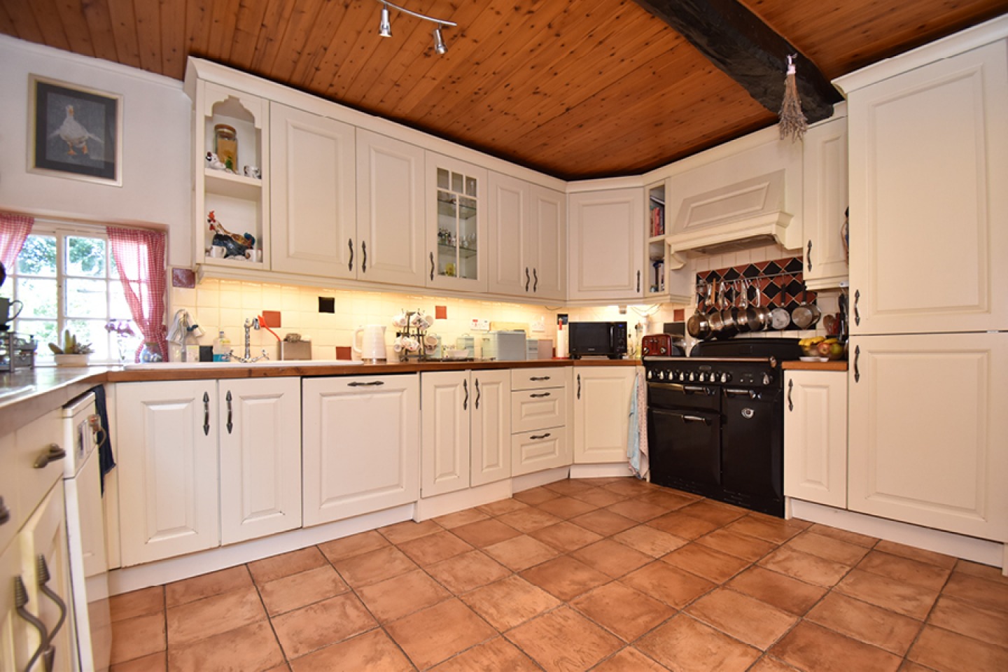 Traditional kitchen with a range oven and pine ceiling
