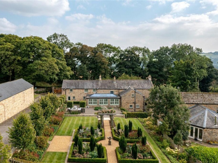 Take a Look at a Country House Set in Traditional Cottage Gardens