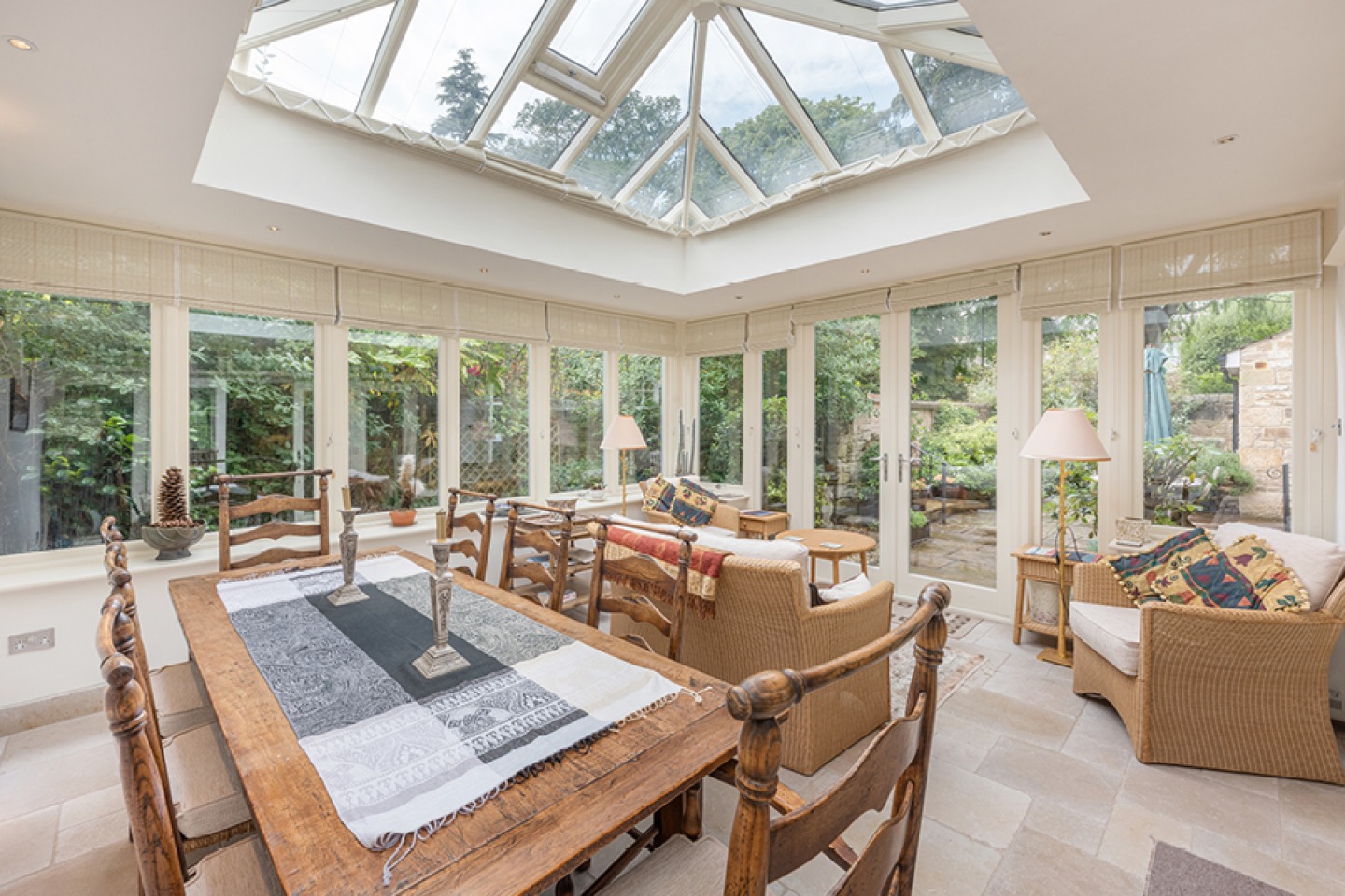 Vaulted ceiling open plan dining room