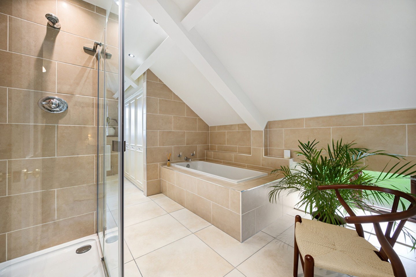 Light and neutral bathroom