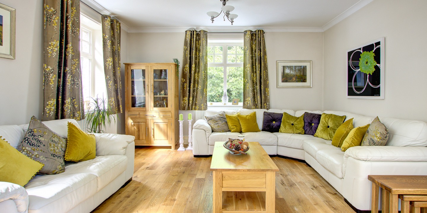 Large neutral lounge with bright line accessories