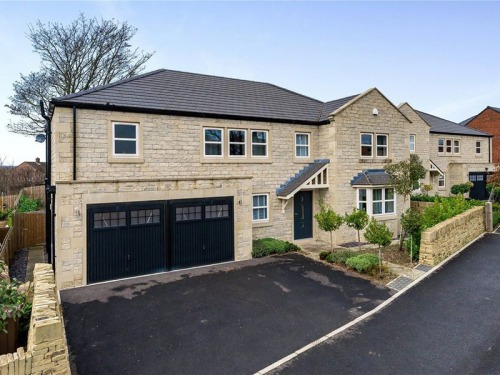 Through the Keyhole of this Modern Five-Bedroom Property in Wakefield