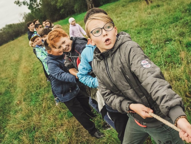 kids playing tug of war