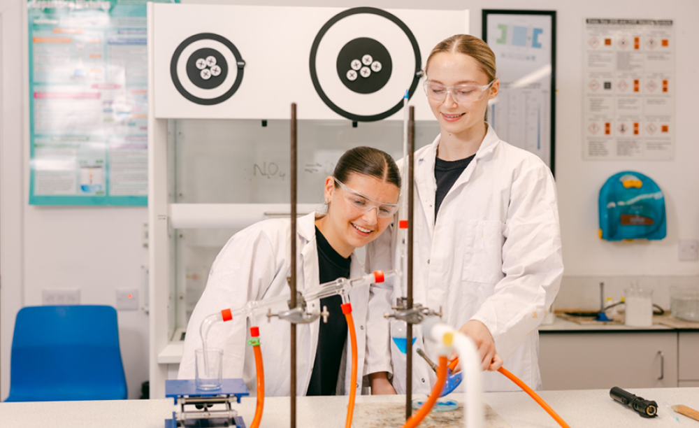 2 students doing a science experiment