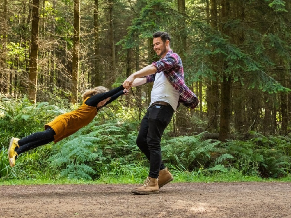 dad swing around little girl. Credit Forestry England