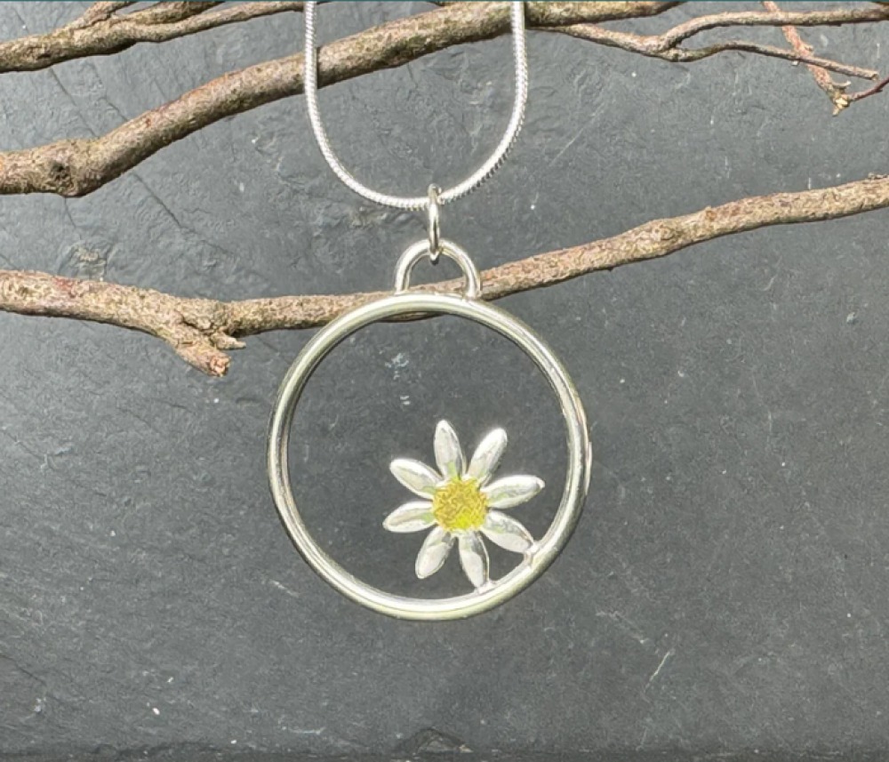 daisy circle necklace