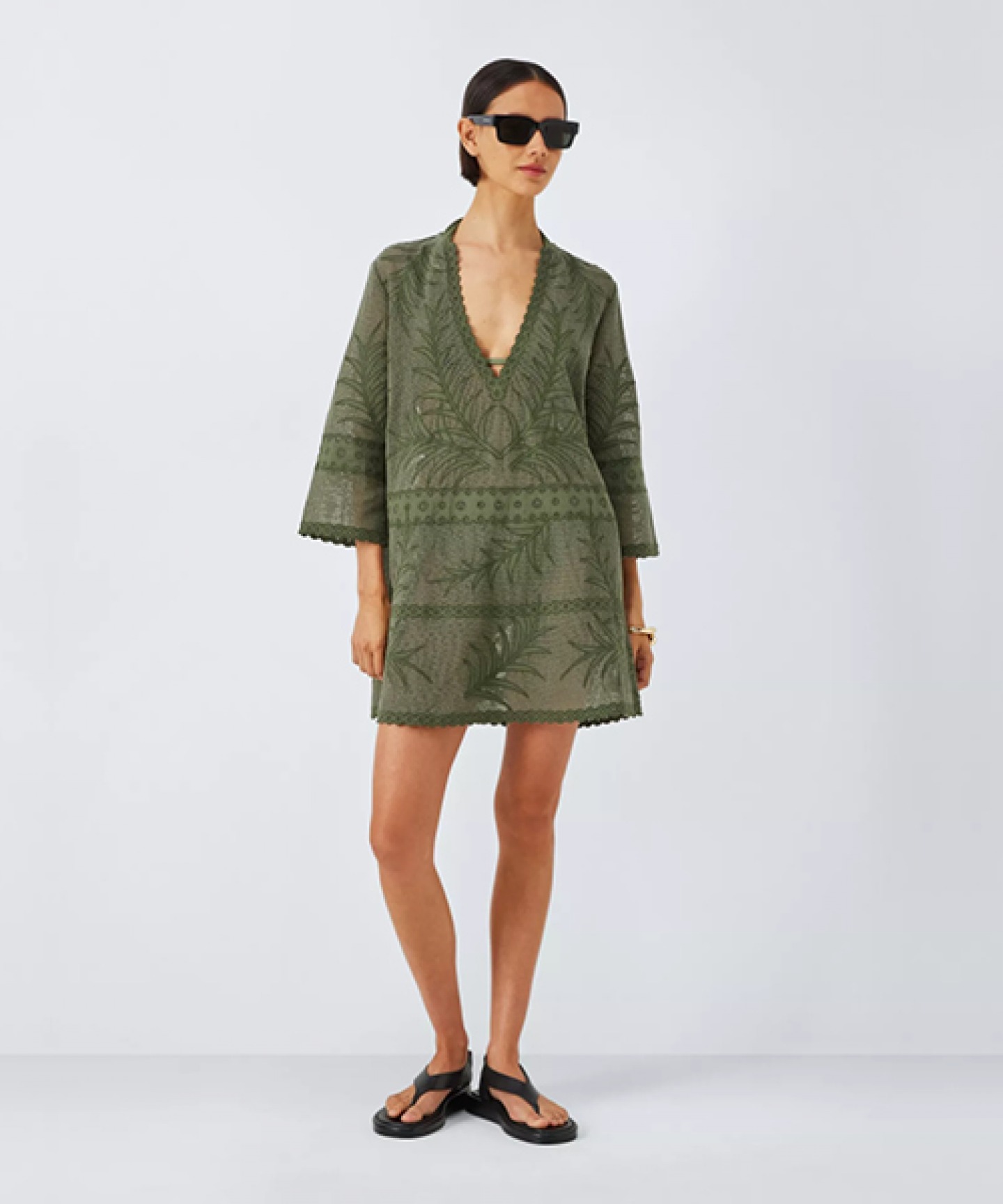 Model wering Kahki green cover up