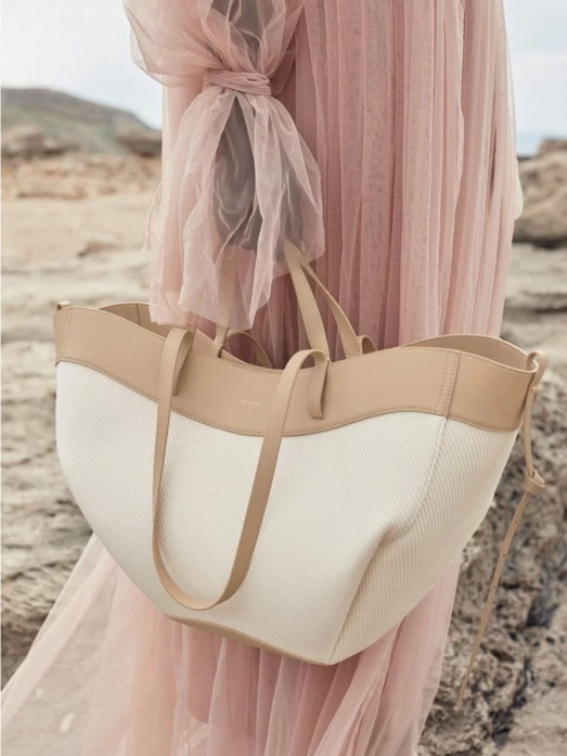 beach bag lifestyle