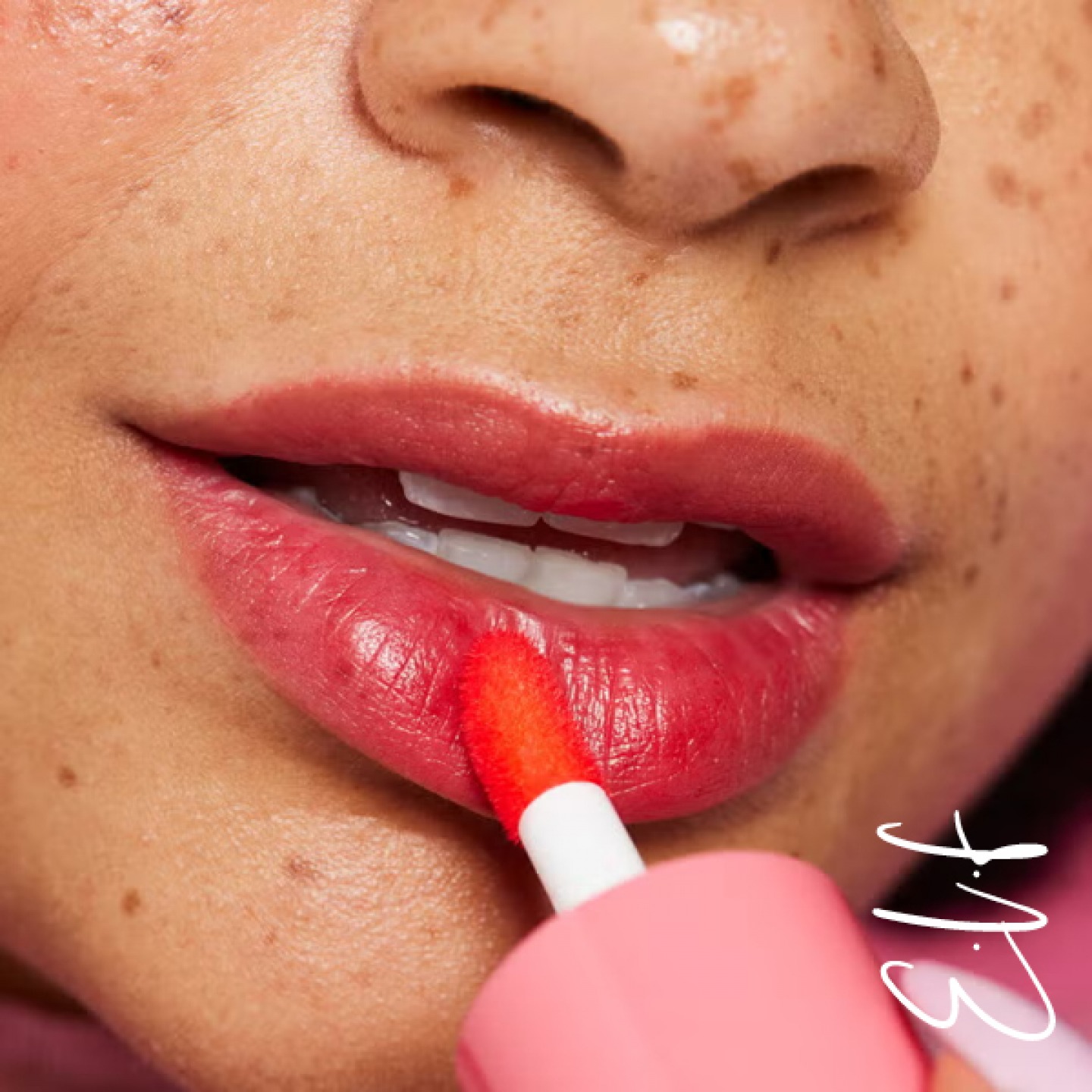 model applying lip stain