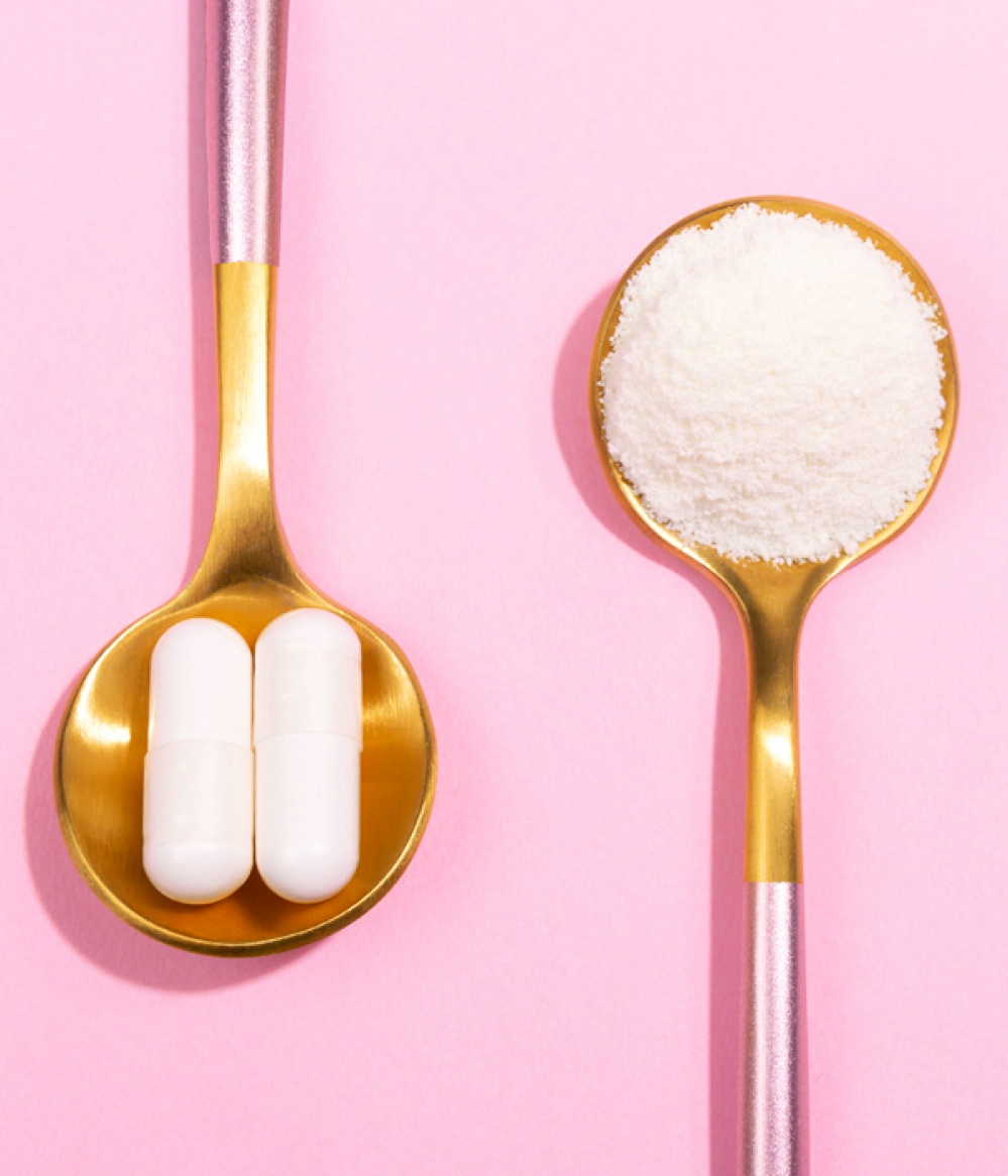 Collagen supplements on gold spoons