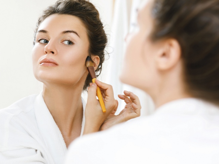 lady putting foundation on