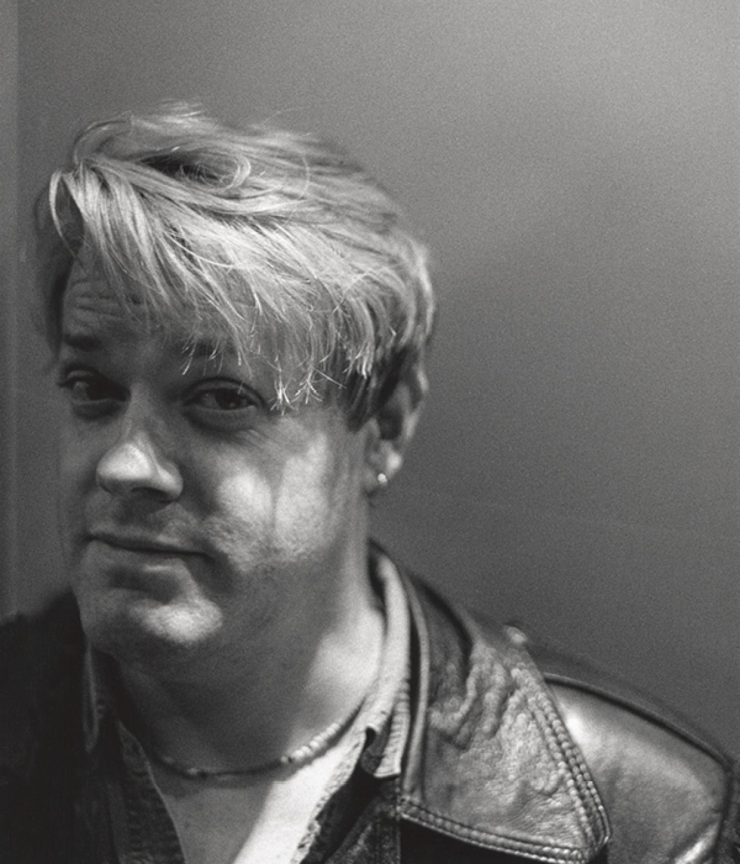 Black and white portrait of Eddie Izzard