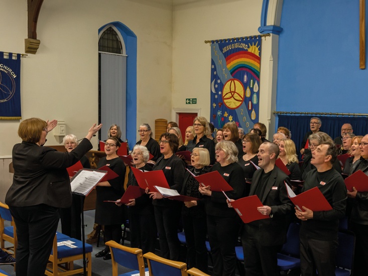 Teacher-Turned-Volunteer is Getting People Singing