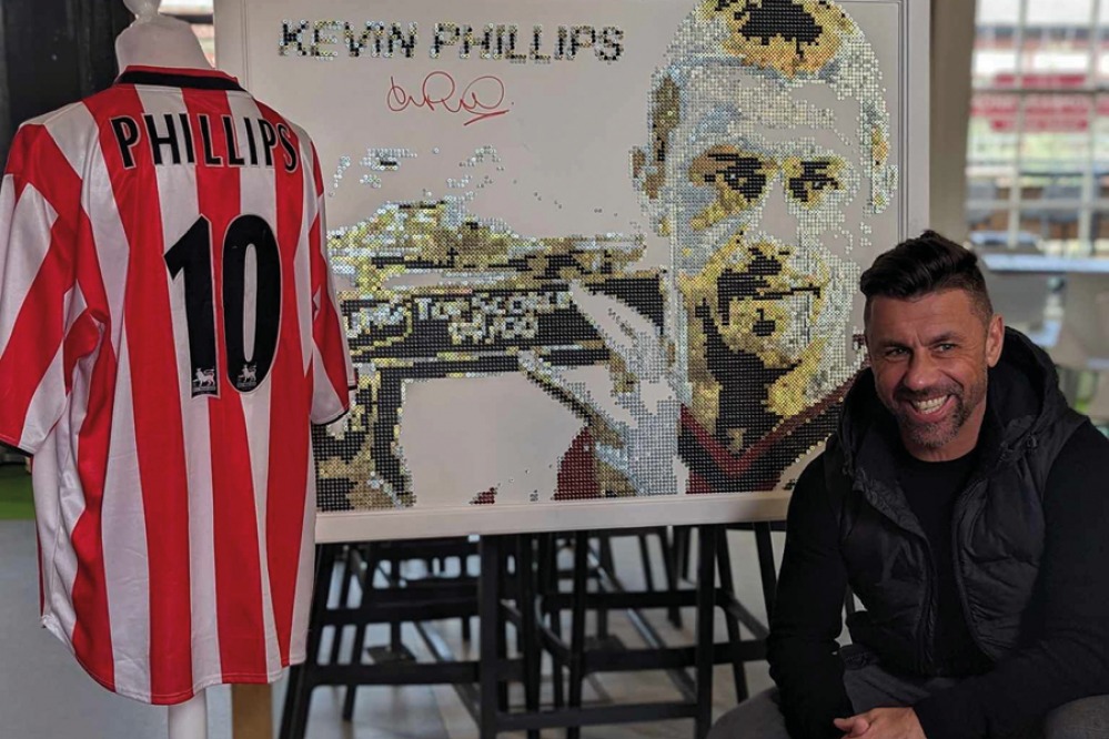 Kevin Phillips crouched in front of his screw portrait alongside his Sunderland football shirt