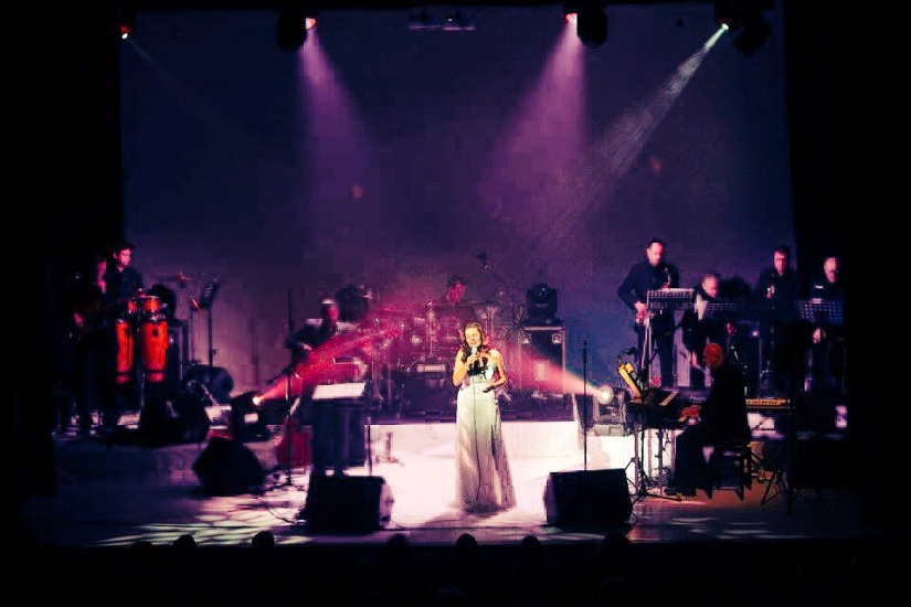 Anna Reay on stage with her band