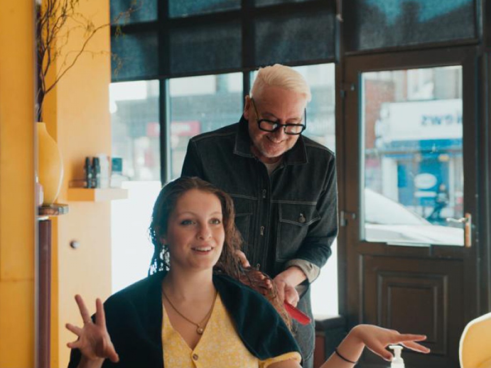 Peter Anderson doing a clients hair