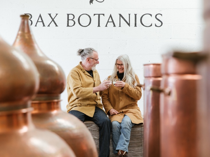 2 people with gin and tonics