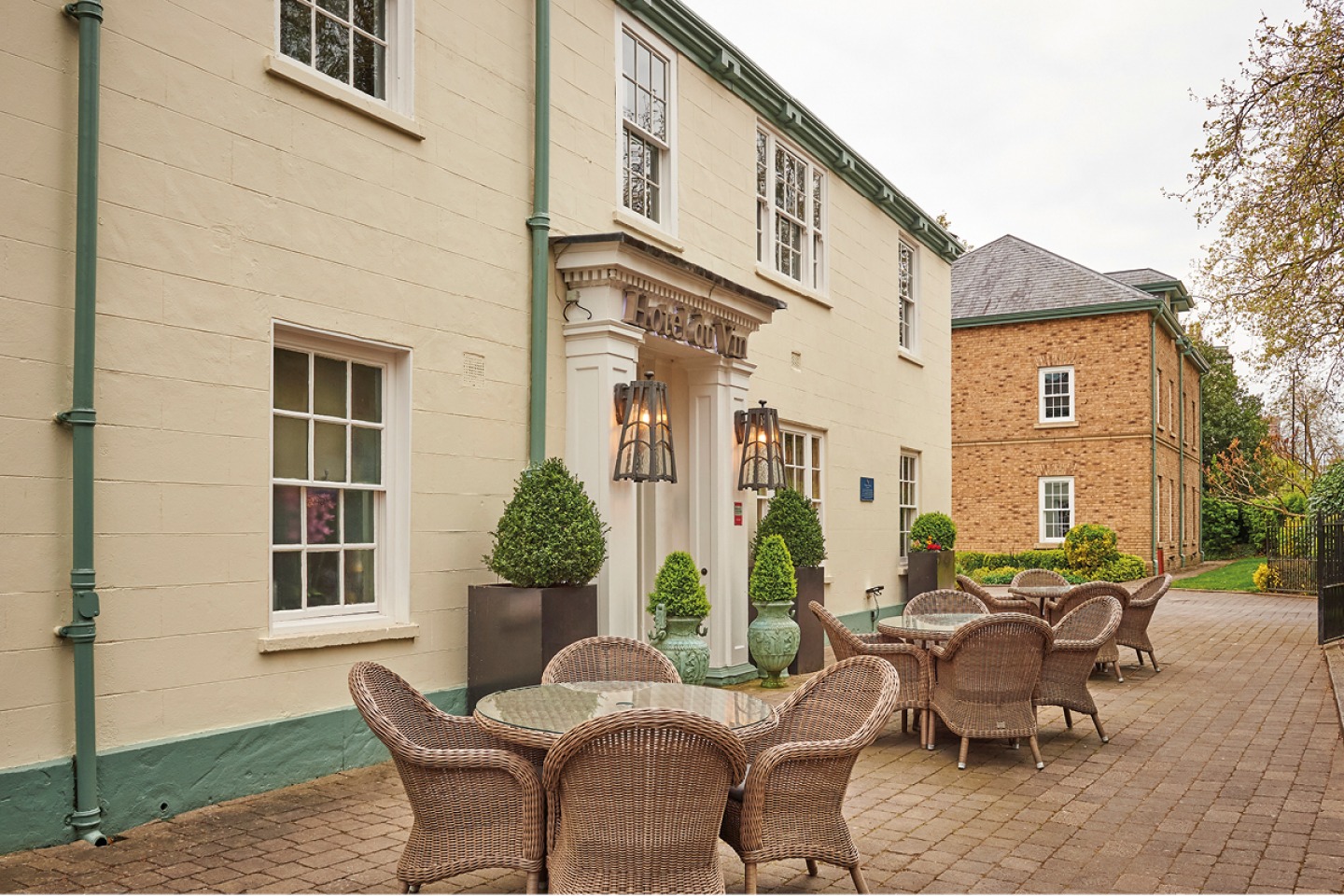 Front entrance to Hotel