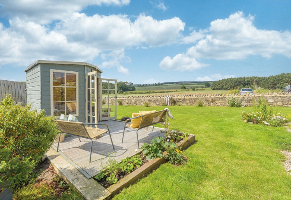 Garden and summer house at Apple tree Barn
