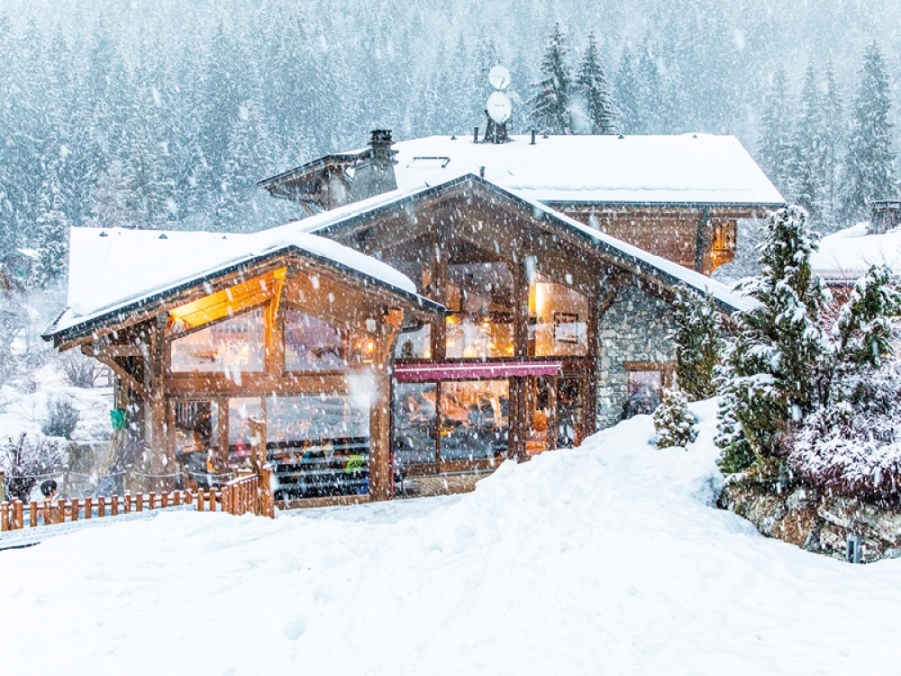 Au Coin du Feu in snowy conditions