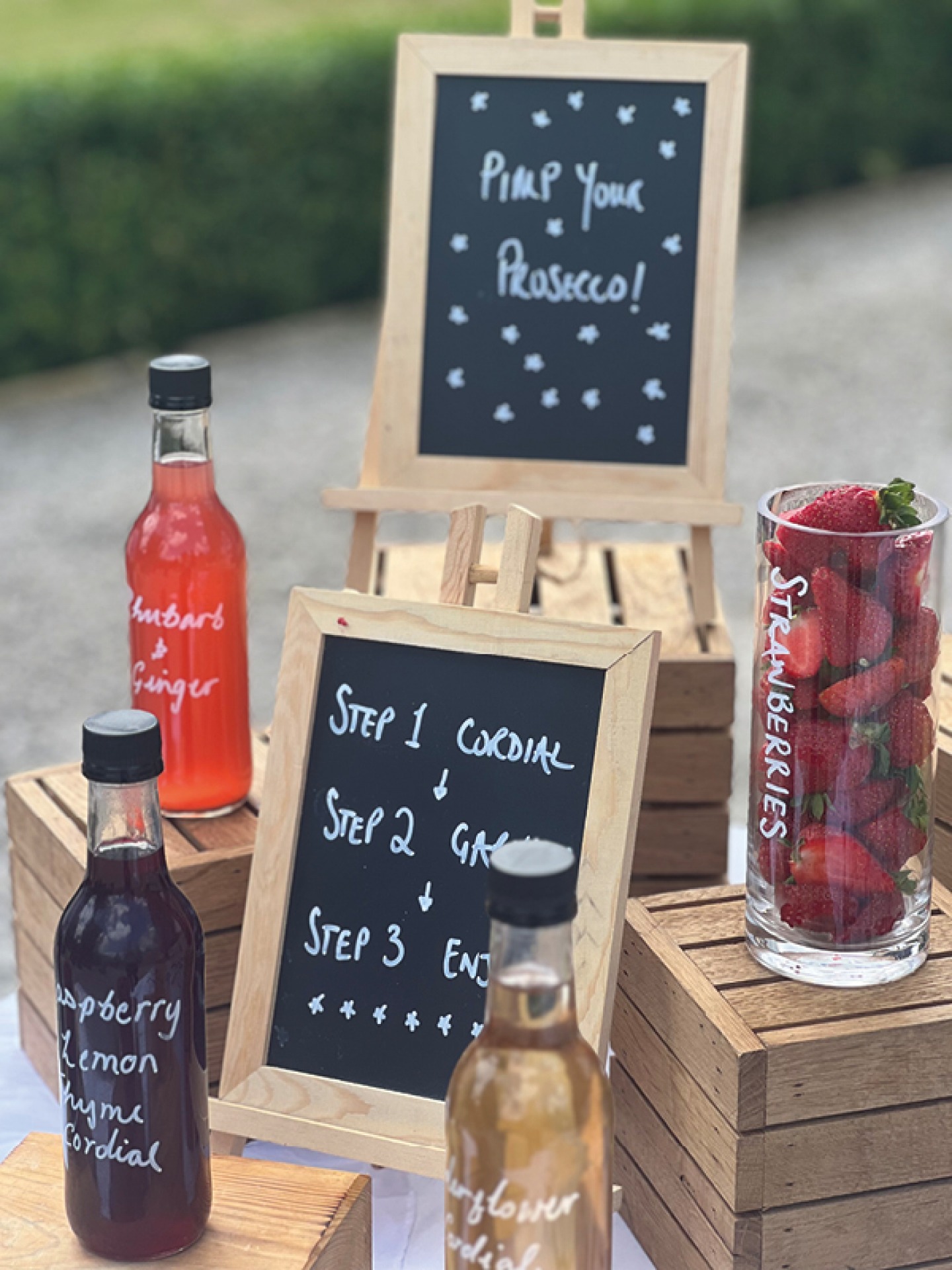 Pimp your Prosecco station with syrup and fruits