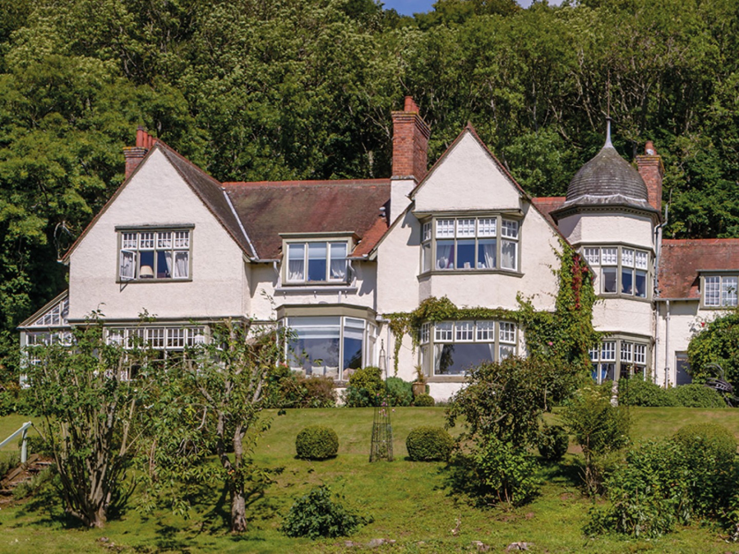 External shot of Fauhope House and grounds
