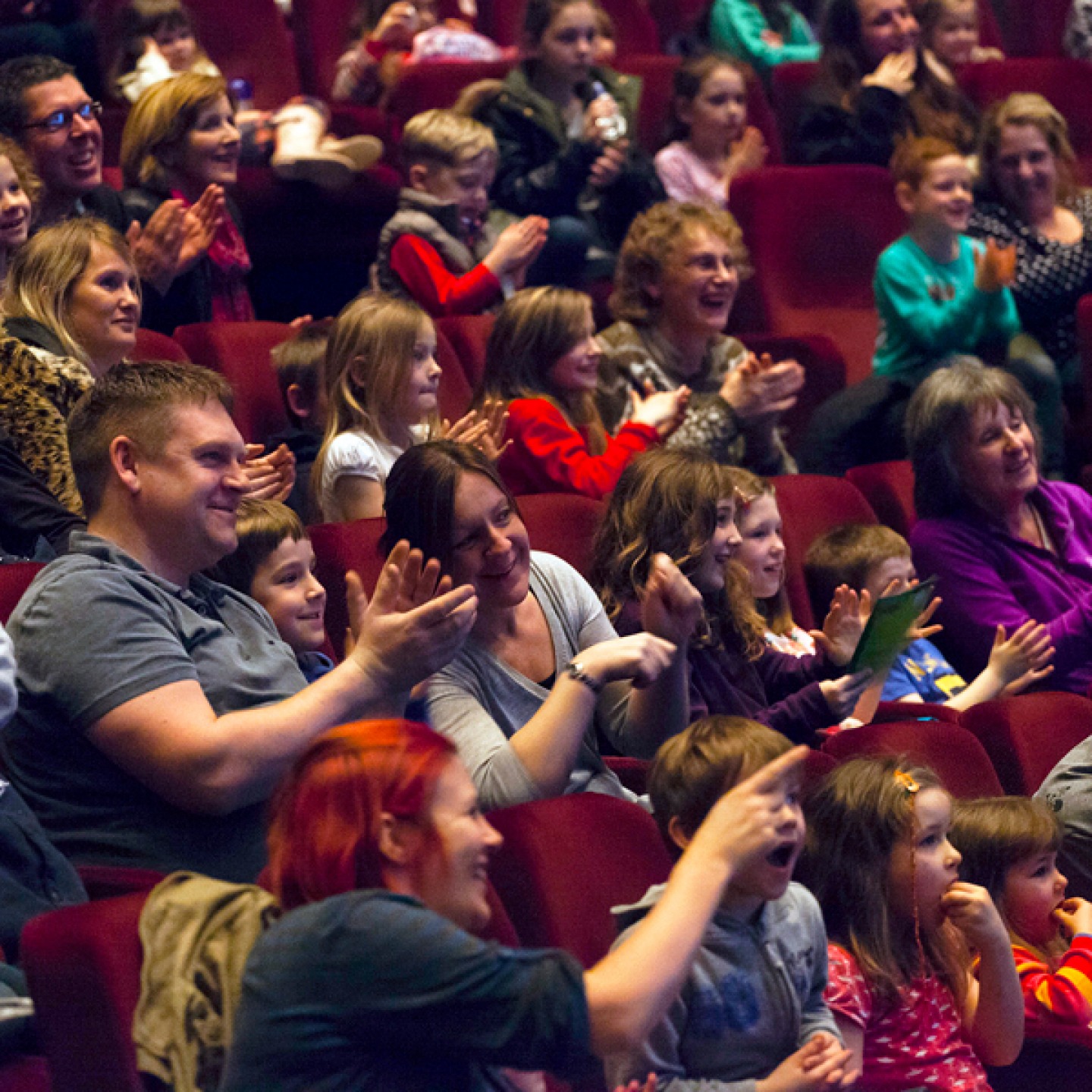 audience clapping