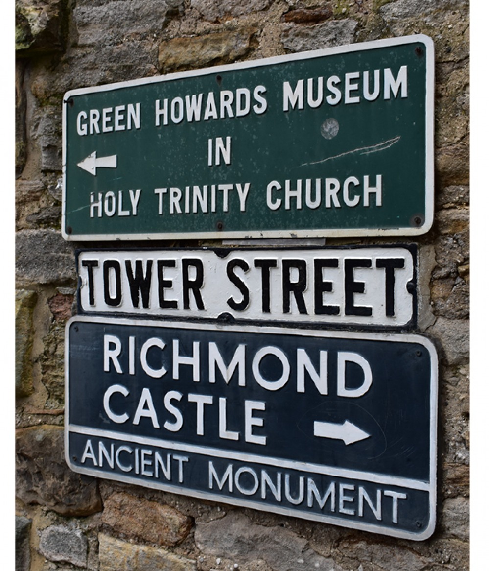 Street sign and attraction signs in Richmond