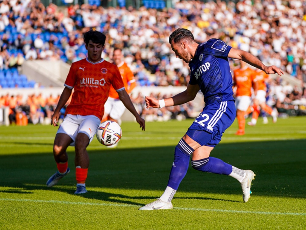 2 players playing football