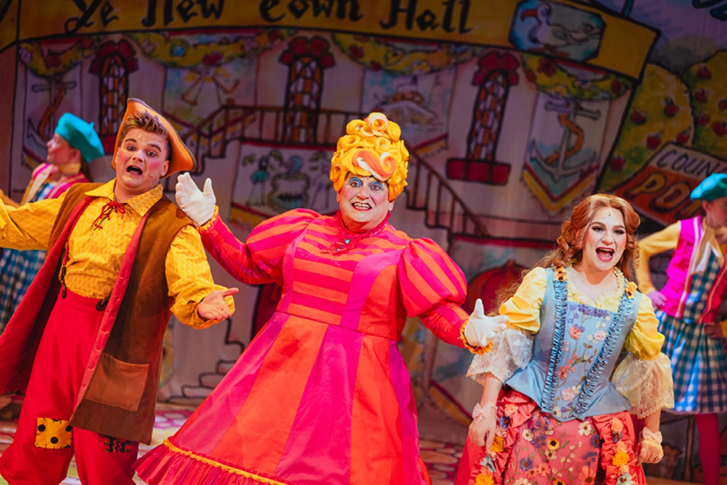 Dennis (Glen Richard Townsend), Dame Bella (Ray Spencer), Dolly (Lucy Davis)